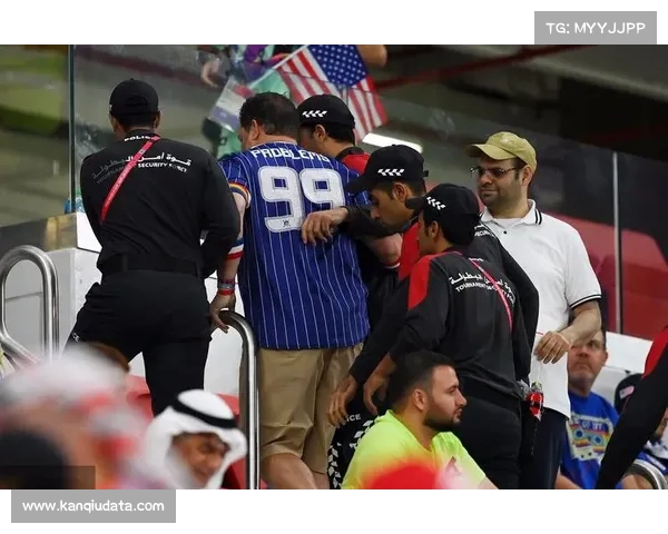 卡利亚里球迷冲入场内拥抱绝平功臣 安保失职遭到警方警告