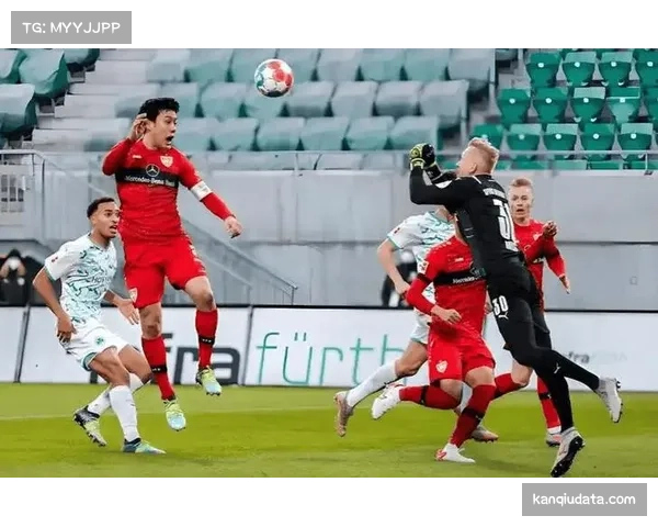 镜头聚焦:美因茨门将达门神扑后立即手抛球发动进攻,造就扳平进球